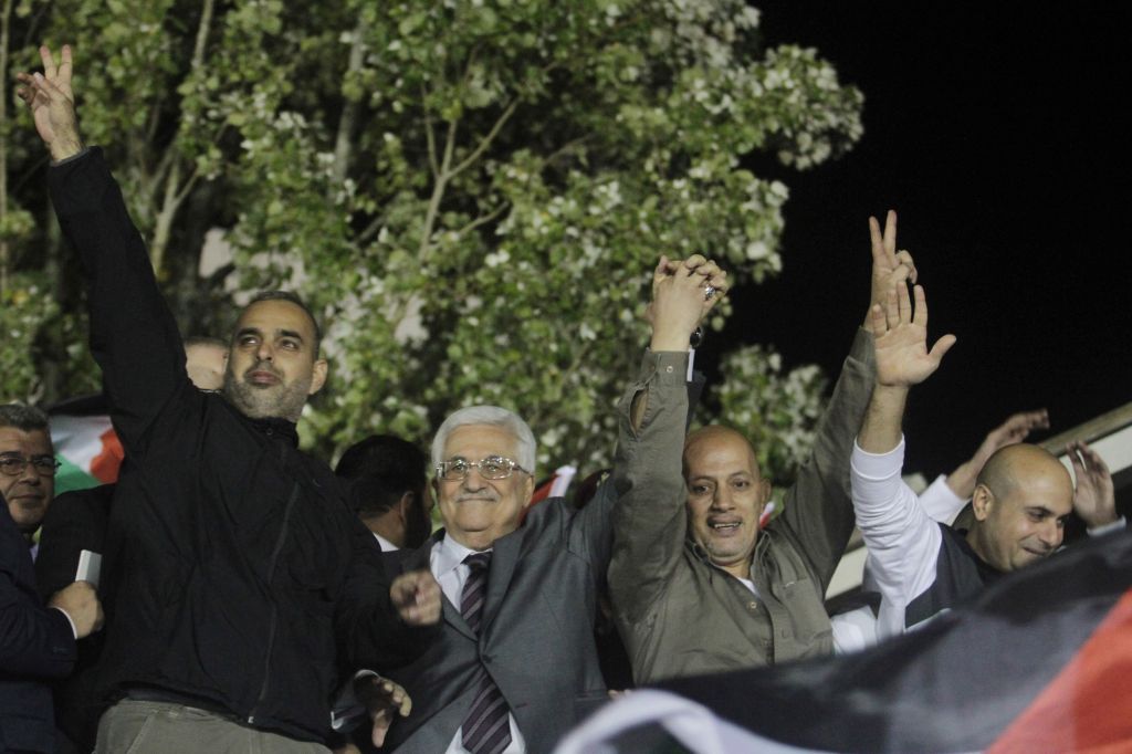 Le président de l'AP Mahmoud Abbas pose avec les prisonniers libérés le 30 octobre 2013 dans le cadre des négociations de paix israélo-palestinien (Crédit : Issam Rimawi / Flash90)