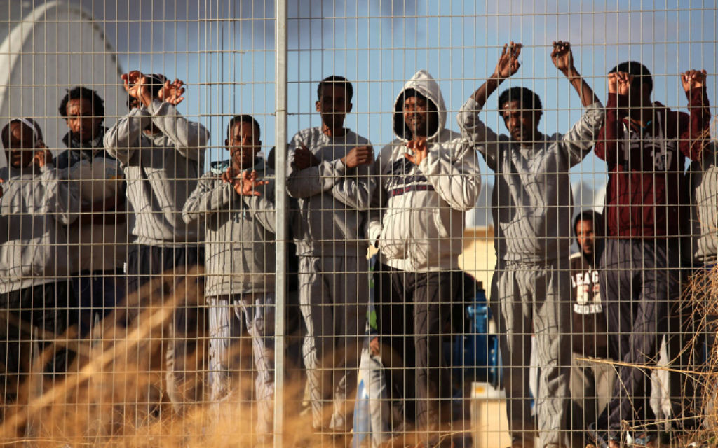 Des migrants africains devant le centre de détention de Holot, le 17 février 2014. (Crédit : Flash90)
