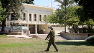 Un soldat israélien se promenant dans le kibboutz Nahal Oz  temporairement abandonné dans le sud d'Israël, alors que les terroristes du Hamas à Gaza continuent de tirer des roquettes sur Israël au 34ème jours de l'opération Bordure protectrice, le 10 août 2014 (Crédit : Edi Israël / Flash90)