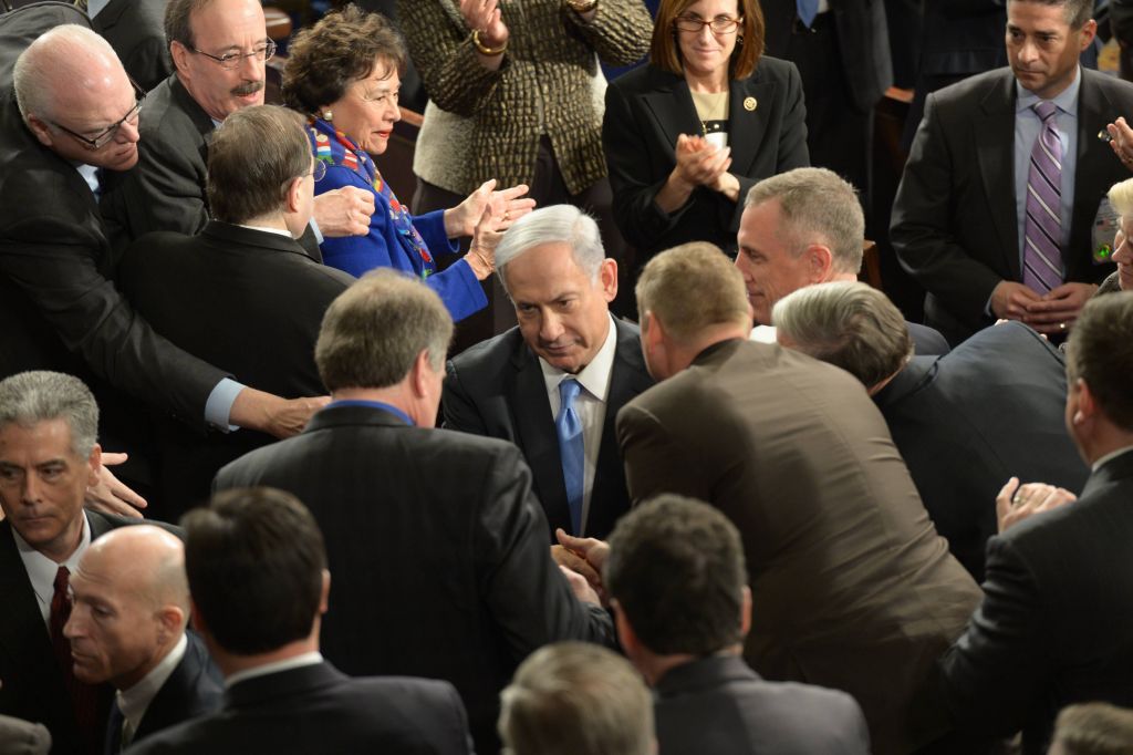 Le Premier ministre Benjamin Netanyahu avec des membres du Congrès américain avant son discours devant les deux chambres à Washington, le 3 mars 2015. (Crédit : Amos Ben Gershom/GPO)