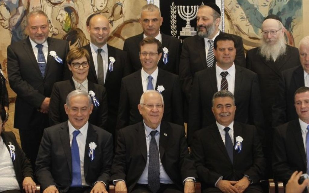 Le Premier ministre Benjamin Netanyahu et le président Reuven Rivlin avec les chefs de tous les partis politiques israéliens pour la séance d'intronisation de la 20e Knesset, le 31 mars 2015. (Crédit : Miriam Alster/Flash90)