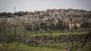 La barrière de sécurité qui sépare Israël de la Cisjordanie (Crédit : Hadas Parush / Flash90)