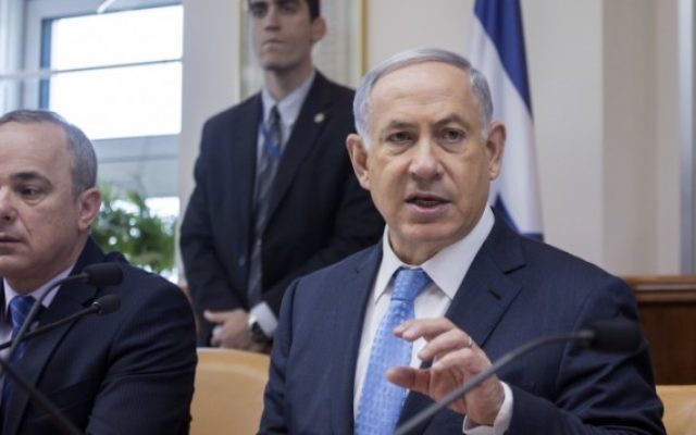 Le Premier ministre Benjamin Netanyahu lors de la réunion hebdomadaire du cabinet, à Jérusalem, le 19 avril 2015 (Crédit : Olivier Fitoussi / POOL)