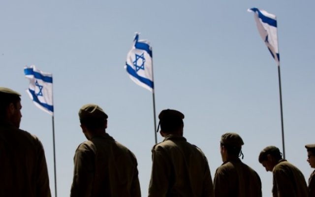 Des soldats israéliens à la cérémonie de Yom HaZikaron - 21 avril 2015 (Crédit : Flash 90)