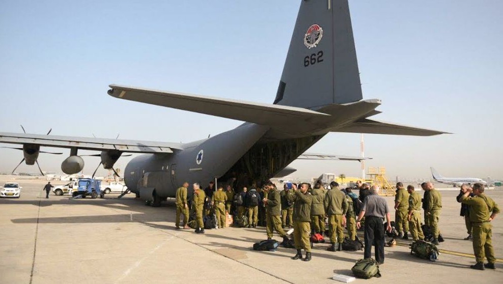 Une délégation de l'aide de Tsahal se prépare à monter à bord d'un avion de l'armée de l'air pour le Népal, le 27 avril 2015 (Crédit : IDF porte-parole)
