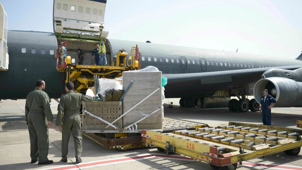 Chargement du matériel de secours dans un avion à l'aéroport international Ben Gurion tandis que la délégation de secouriste de Tsahal se prépare à monter à bord d'un avion au Népal le 27 avril 2015 (Crédit : Porte-parole de Tsahal)