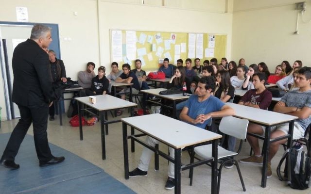 Le dirigeant de Yesh Atid, Yair Lapid, parle à des élèves du secondaire à Tel Aviv le 15 avril 2015 (Crédit : Autorisation de Yesh Atid)