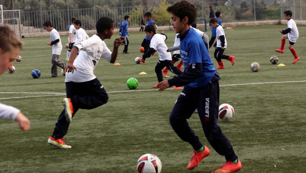Les enfants jouant dans l'équipe des Egaux s'entrainant au football à Jérusalem le 19 mars 2015 (Crédit : Autorisation de Yossi Zamir)