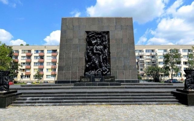 Monument aux Héros du ghetto de Varsovie, en Pologne (Crédit : CC BY-SA Adrian Grycuk, Wikimedia Commons)