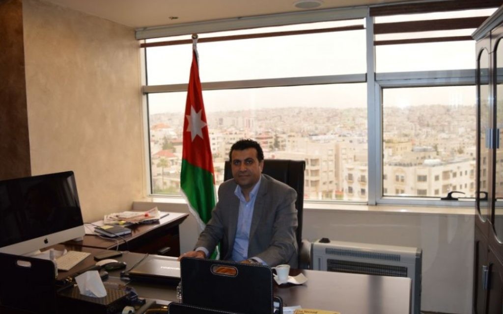 Le docteur Abdallah Swalha dans  son bureau du Centre d'études sur Israël, à Amman,  le 29 mars 2015 (Crédit photo: Avi Lewis / Times of Israel)