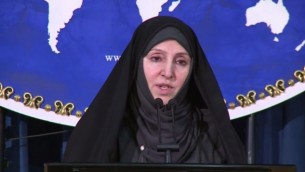 Marzieh Afkham en conférence de presse en 2013 (Crédit : Capture d'écran YouTube)