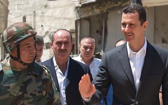 Le président syrien Bashar el-Assad à Daraya, le 1er août 2013. (Crédit : présidence syrienne/Instagram)