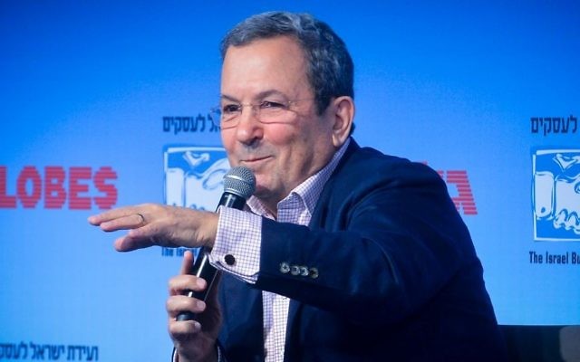 Ehud Barak lors de l'ouverture de la « Conférence des affaires Globes », à Tel-Aviv , le 8 décembre 2014 (Crédit photo: Flash90)