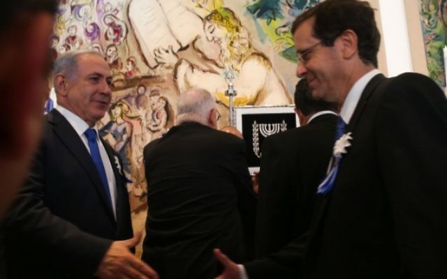 Le Premier ministre Benjamin Netanyahu et le chef de l'opposition Isaac Herzog, pendant la séance inaugurale de la Knesset, le 31 mars 2015.  (Crédit : Nati Shohat/Flash90)