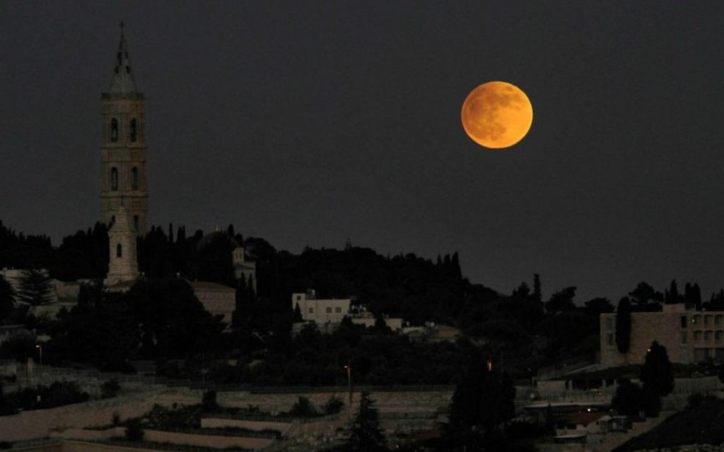 Pleine lune sur le mont des Oliviers, à Jérusalem, le 27 novembre 2012. (Crédit : Louis Fisher/Flash90)