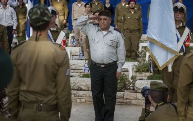 Le chef d'état-major de Tsahal, Gabi Eizenkott, fait le salut militaire lors d'une cérémonie de pose de drapeau au cimetière militaire du Mont Herzl, à Jérusalem, le 19 avril 2015. (Crédit photo: Hadas Parush / Flash90)