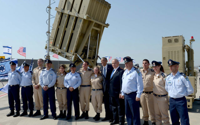 Le président américain Barack Obama et le Premier ministre Benjamin Netanyahu avec le personnel militaire devant une batterie du Dôme de fer à l'aéroport Ben Gurion, le 20 mars 2013. (Crédit : Avi Ohayon/GPO/Flash90)