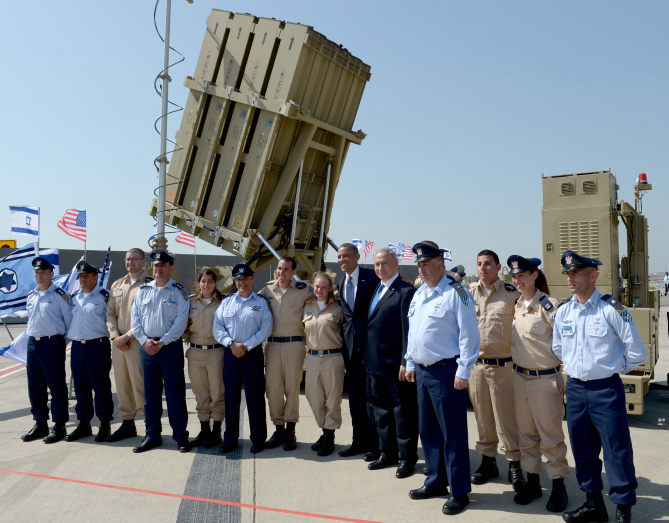Le président américain Barack Obama et le Premier ministre israélien Benjamin Netanyahu posent avec le personnel militaire  et une batterie Dôme de fer à l'aéroport Ben Gurion le 20 mars 2013 (Crédit : Avi Ohayon / GPO / Flash90)