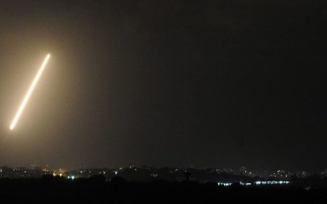 Une traînée de lumière faite par une roquette tirée depuis la bande de Gaza, le 21 août, 2014 (Crédit photo: AFP)