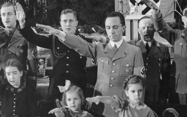 Joseph Goebbels avec ses filles, Hilde (au centre) et Helga (à droite), pour la célébration de Noël à Berlin, en 1937. (Crédit : Archives fédérales allemandes)
