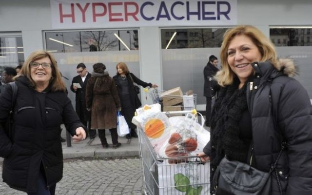Des clients devant le magasin Hyper Cacher où quatre personnes ont été assassinées en janvier. Le magasin a rouvert le 15 mars 2015. (Crédit photo: Serge Attal / Flash90 / JTA)