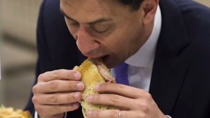Le dirigeant travailliste Ed Miliband aux prises avec un sandwich au bacon en mai 2014 (Crédit : Capture d'écran YouTube)