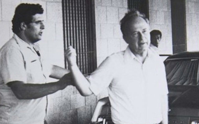 Une photo non datée d'Oved Natan (à gauche) avec l'ancien Premier ministre Yitzhak Rabin (Crédit : archives GPO)