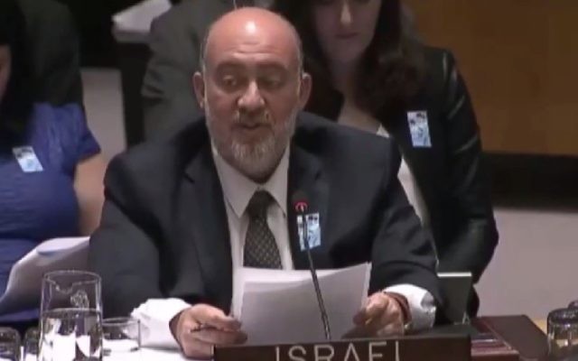 L'ambassadeur israélien à l'ONU lit un passage de la Hatikva devant le Conseil de sécurité de l'ONU, le 21 avril 2015. (Crédit : Screenshot/IsraelinUN)