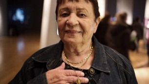 Survivante de l'Holocauste Marta Goren (Vinter), est née en Chortkiv, en Pologne, en 1935 montre son collier portant une image de Madonna et de Jésus, qu'elle portait avec elle pendant la guerre, - 12 Avril 2015. (Crédit : AFP PHOTO / MENAHEM KAHANA)