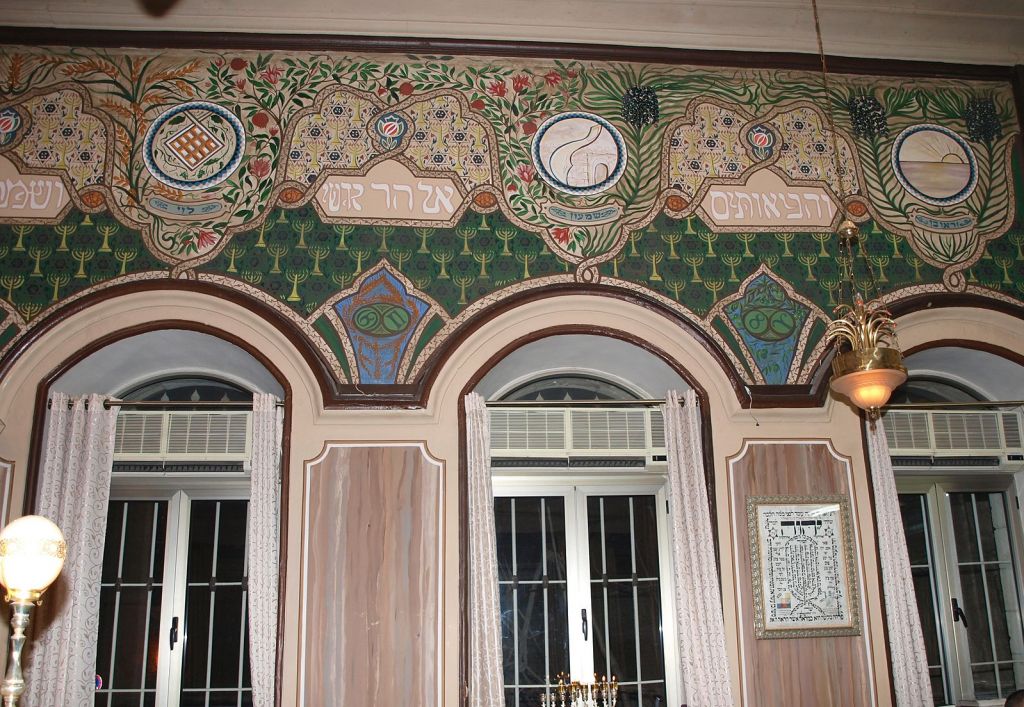 La synagogue Ades avant la restauration de l'AAI (Crédit : CC BY DMY, Wikimedia Commons)