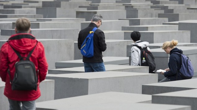 Les touristes visitent le Mémorial dédié aux Juifs assassinés d'Europe, le Mémorial de l'Holocauste, à Berlin, le 30 avril 2015. (Crédit : AFP / JOHN MACDOUGALL) 