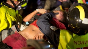 Lors du sauvetage de Krishna Khadka, le 30 avril (Crédit : AFP PHOTO / MENAHEM KAHANA)