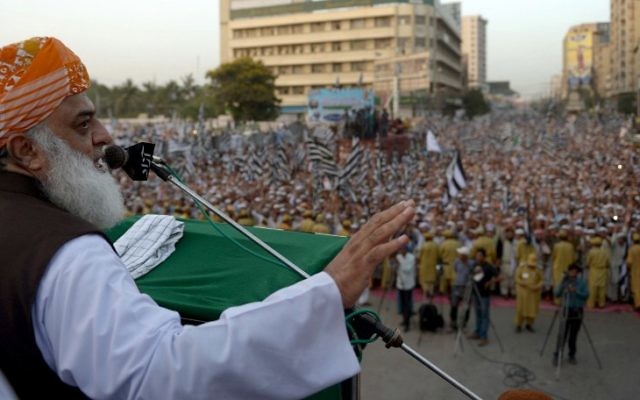 Le chef du parti extrémiste religieux du Pakistan, Jamiat Ulema Islam (JUI), Maulana Fazalur Rehman (g) s'adresse aux partisans lors d'un rassemblement à l'appui de la campagne menée contre les rebelles Houthis au Yémen, à Karachi, le 1er mai 2015. (Crédit :  AFP PHOTO / RIZWAN TABASSUM)