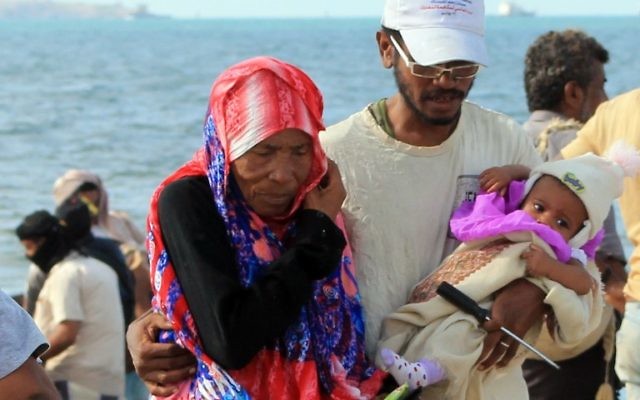 Des Yéménites fuient à pied vers une plage du quartier de Tawahi d'Aden le 6 mai 2015 pour tenter de fuir par la mer les combats en cours. Au moins 32 civils ont été tués et 67 blessés dans des bombardements qui ont frappé. Le bombardement a frappé un petit port de pêche et une barge transportant des civils, a indiqué le responsable, accusant les rebelles Houthi qui ont essayé de prendre le contrôle de Tawahi  (Crédit : AFP PHOTO / Saleh Al-Obeidi)