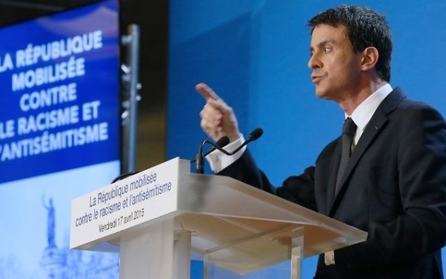 Le Premier ministre français Manuel Valls présente le plan du gouvernement visant à lutter contre le racisme et l'antisémitisme à la préfecture de Créteil  dans le sud-est de la banlieue de Paris le 17 avril 2015 (Crédit : AFP / Patrick Kovarik)