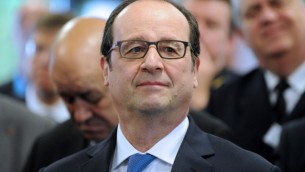 Le président français François Hollande le 30 avril 2015 lors d'une visite au centre de formation maritime de l'emploi de l'industrie du lycée Vauban au "Campus des Métiers et des qualifications des Industries de la mer" à Brest (Crédit : AFP PHOTO FRED TANNEAU)