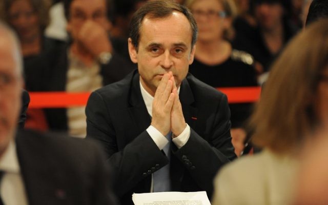 Le maire de Béziers,  Robert Ménard, soutenu par le Front national, menant son premier conseil municipal, le 4 avril 2014. (Crédit : AFP/Sylvain Thomas)