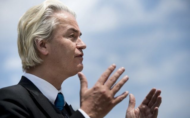 Le député néerlandais Geert Wilders pendant une conférence de presse sur la colline du Capitole, à Washington, le 30 avril 2015. (Crédit : Brendan Smialowski/AFP)