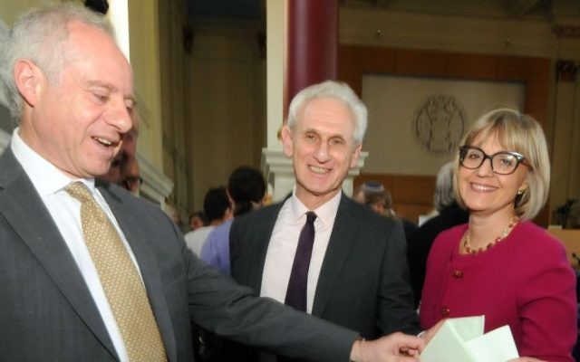 Jonathan Arkush, à gauche, vote pour le président du Conseil des députés des Juifs britanniques avec les deux autres candidats, Alex Brummer, au centre, et Laura Marks, à droite, le 17 mai 2015 (Crédit : Board of Deputies / John Rifkin)