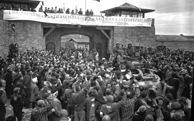 Des prisonniers libérés du camp de Mauthausen (Crédit : Domaine public)