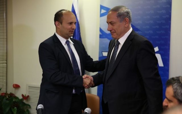 Naftali Bennett et Benjamin Netanyahu se serrent la main après avoir conclu in extremis un accord de coalition (Crédit : new media/Likud)