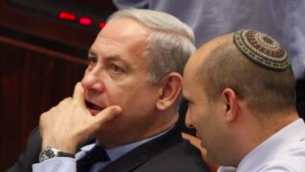 Benjamin Netanyahu et Naftali Bennett à la Knesset, le 29 juillet 2013 (Crédit : Flash90)