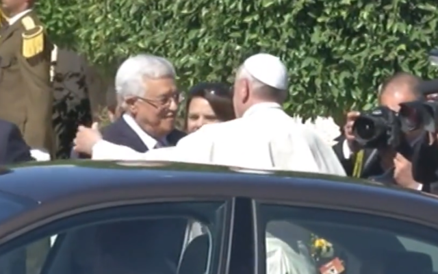Capture d’écran Mahmoud Abbas et le pape François 1er à Ramallah - mai 2014 (Crédit : capture d'écran YouTube)