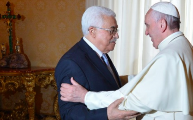 Mahmoud Abbas et le pape François au Vatican, le 16 mai 2015 (Crédit : AFP)