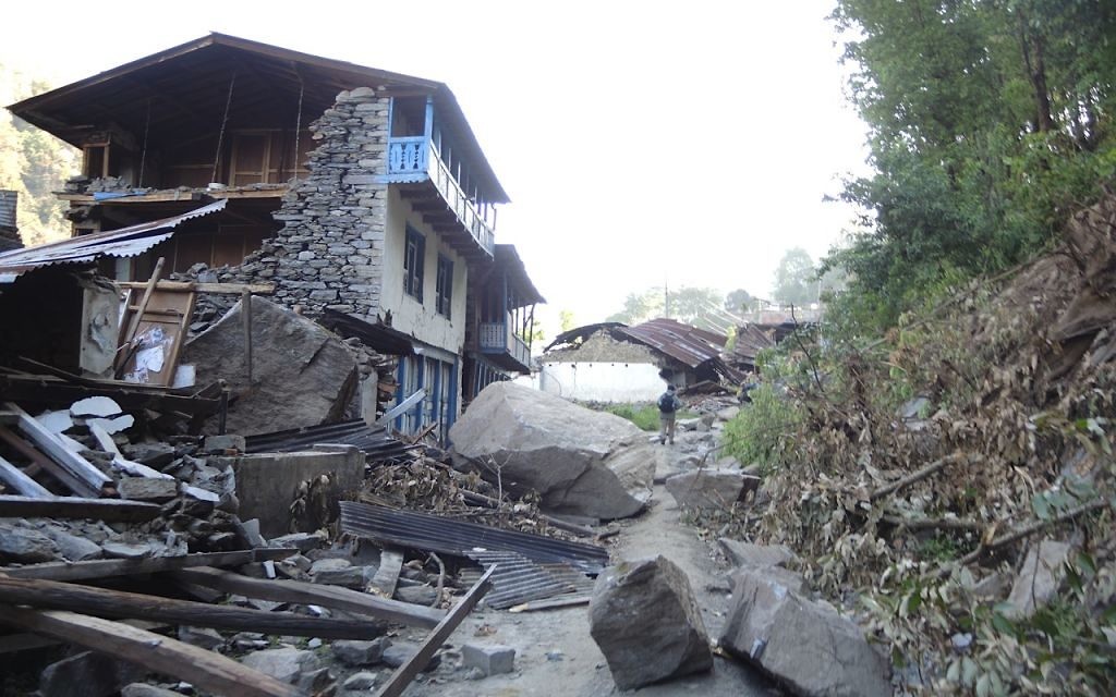 D'énormes rochers se sont écrasés dans un éboulement et démolis des maisons dans le village de Topani, dans le district de Sidhulpalchowk durement touchée. Cela nous a pris sept heures pour y aller en bus à partir de Katmandou, au Népal, mai 2015 (Crédit photo : Melanie Lidman / Times of Israël)