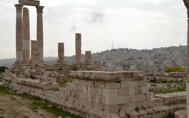 Amman vu depuis les ruines romaines de Philadelphie, le 29 mars 2015 (Crédit : Avi Lewis / Times of Israël, Benyamin Loudmer)