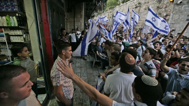 De jeunes israéliens devant un magasin arabe de la Vieille Ville au cours de la marche des drapeaux du Jour de Jérusalem, le 21 mai 2009. (Crédit : Abir Sultan / Flash90)