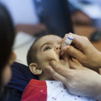 Un enfant reçoit un vaccin oral contre la Polio à Neve Yaakov, Jérusalem, le 10 septembre 2013. (Crédit: Yonatan Sindel/Flash90)