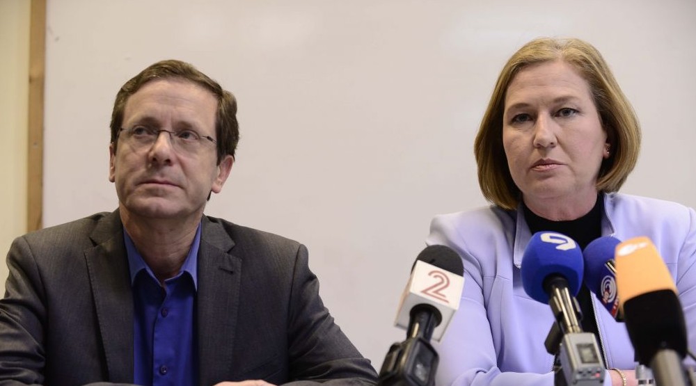 Les dirigeants de l'Union sioniste, les députés Isaac Herzog et Tzipi Livni, lors d'une conférence de presse à Tel Aviv, le 18 mars 2015. (Crédit : Tomer Neuberg/Flash90)