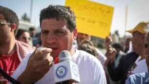 Ayman Odeh parle avec la presse en face de la résidence du président lors d'une manifestation des militants bédouins à Jérusalem, le 29 mars 2015 (Crédit : Hadas Parush / Flash90)